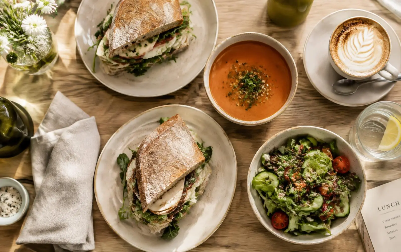Lunch met broodjes, soep en koffie